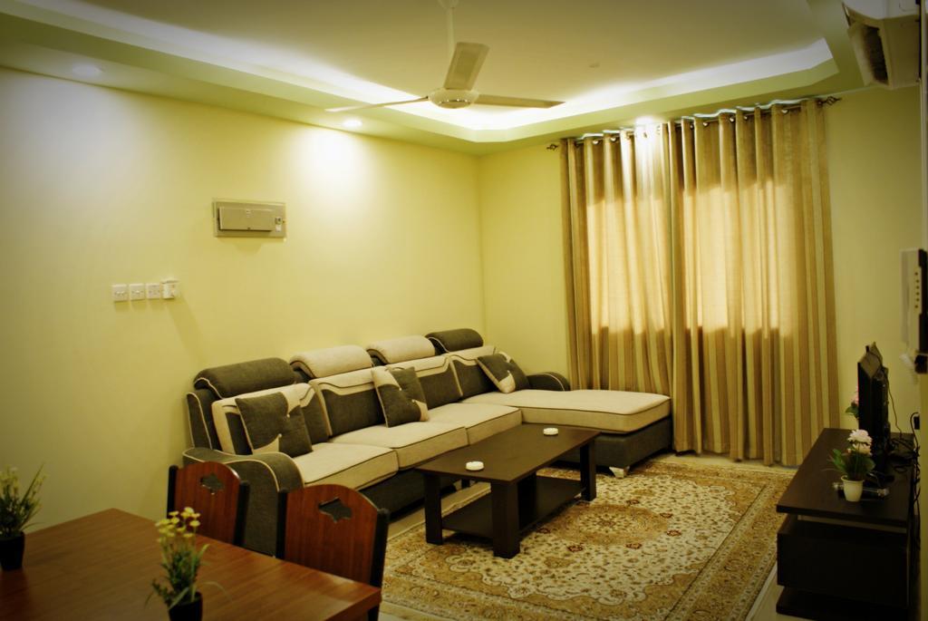 Weekend Hotel